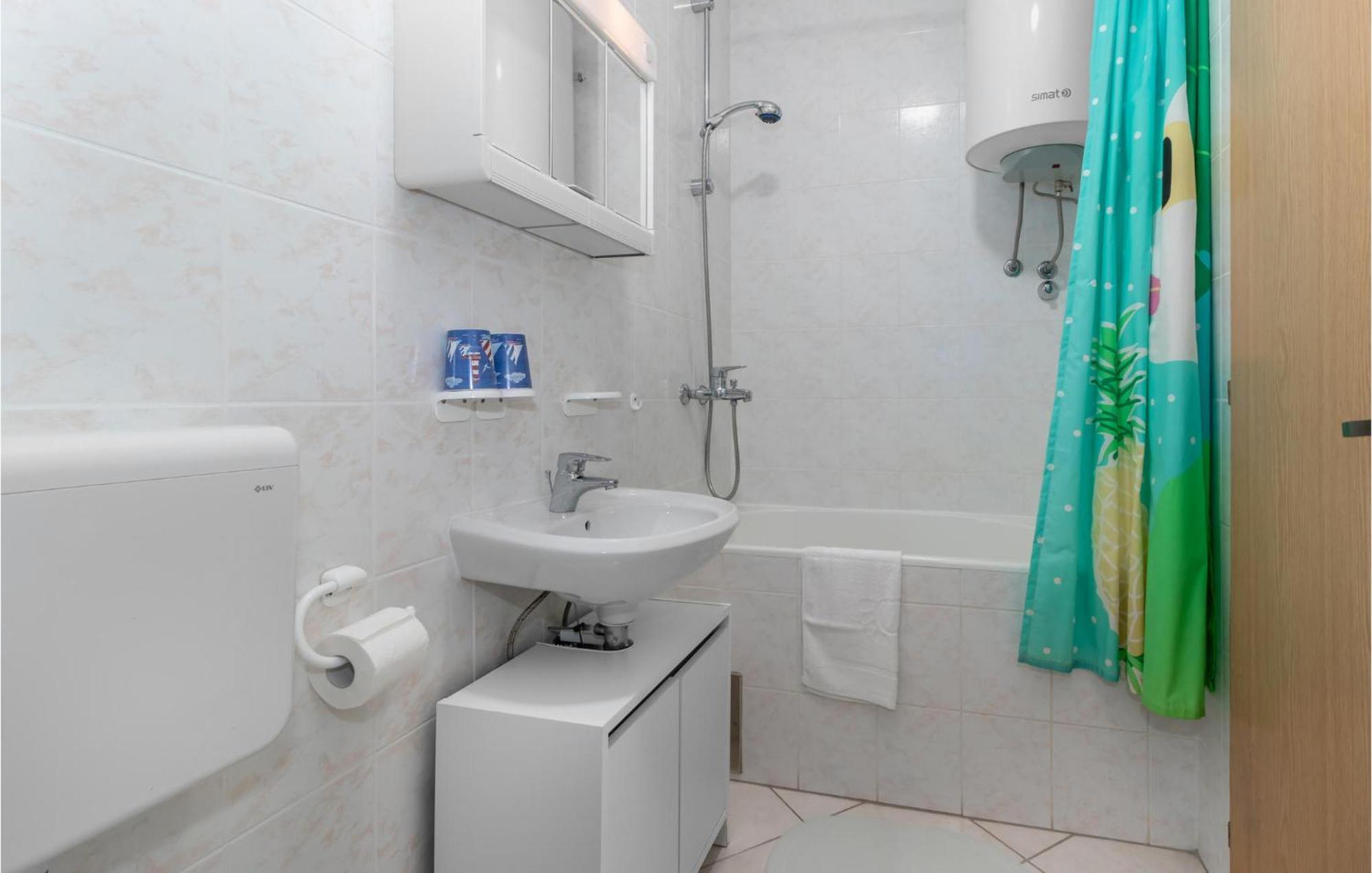 Amazing apartment in Novi Vinodolski with 1 Bedrooms&WiFi Buitenkant foto